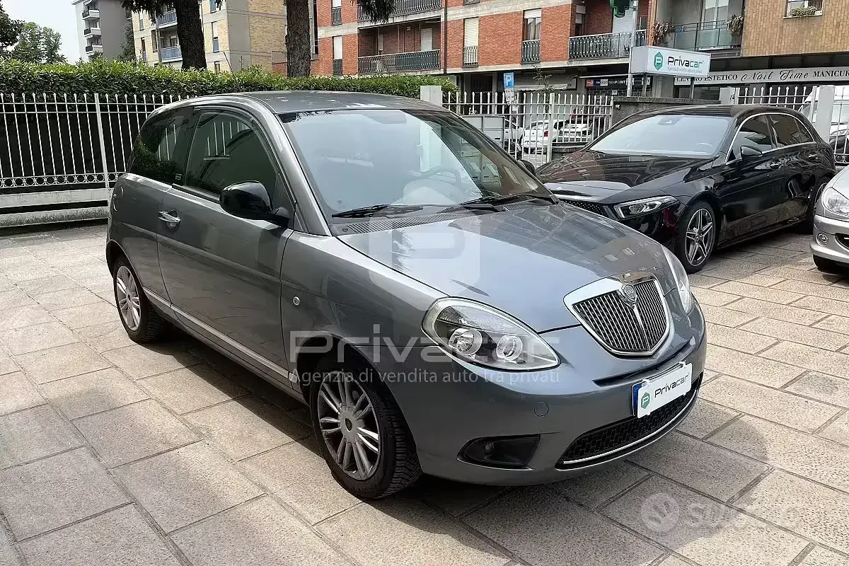 Usata Lancia Ypsilon 69 CV (50 kW) 2012 Grigio Utilitaria