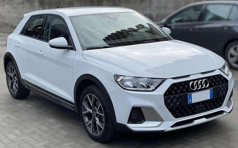 Bianco ghiacciaio metallizzato Usata 2021 Audi A1 Admired SUV | 23.800 € (Buon prezzo) - Immagine 1/4