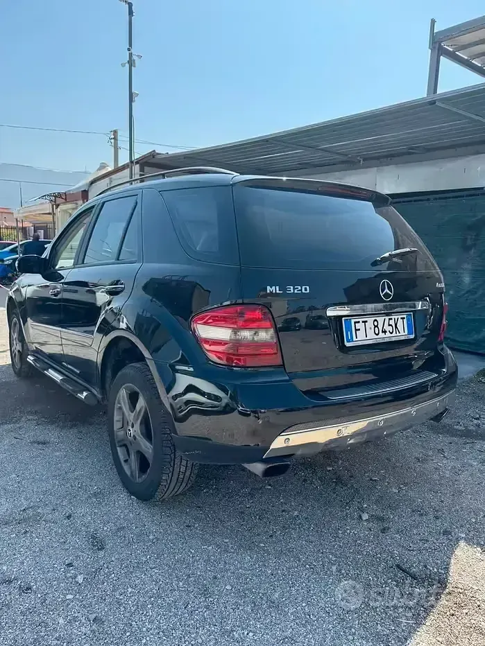 Usata Mercedes ML320 224 CV (164 kW) 2006 Nero SUV