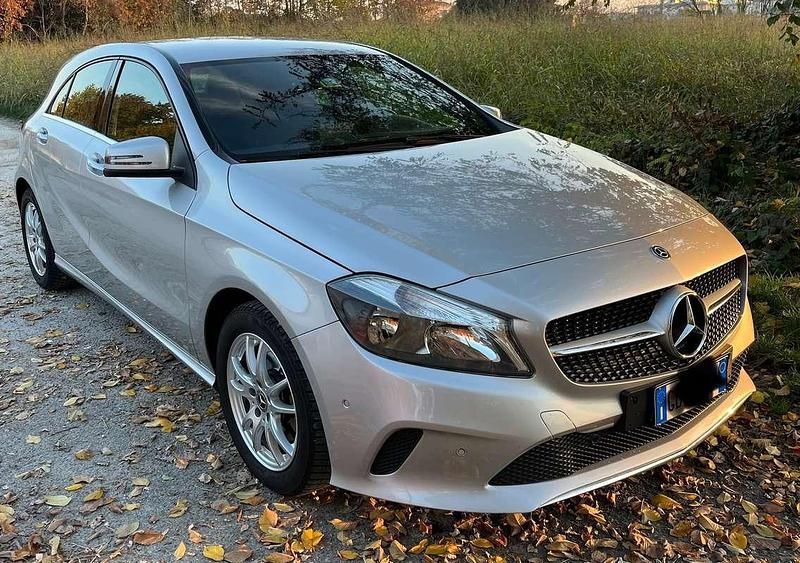 Grigio Usata 2017 Mercedes A200 Tre volumi | 18.500 € (Cara) - Immagine 1/4