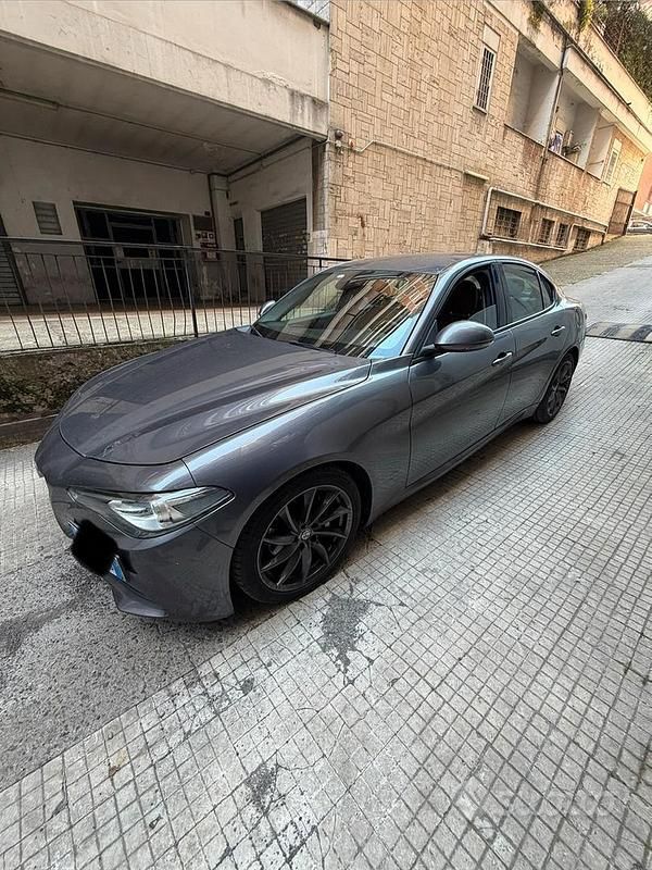 Usata Alfa Romeo Giulia 150 CV (110 kW) 2018 Grigio Berlina