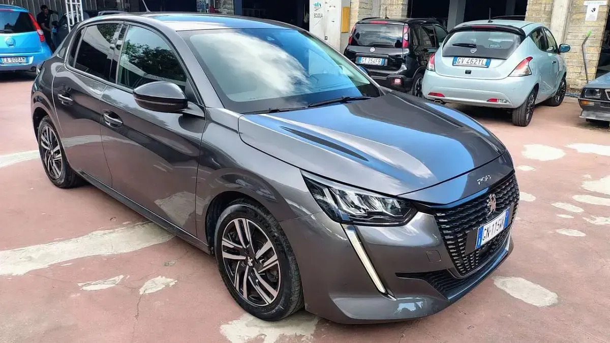 Usata Peugeot 208 Allure 102 CV (75 kW) 2024 Grigio Utilitaria