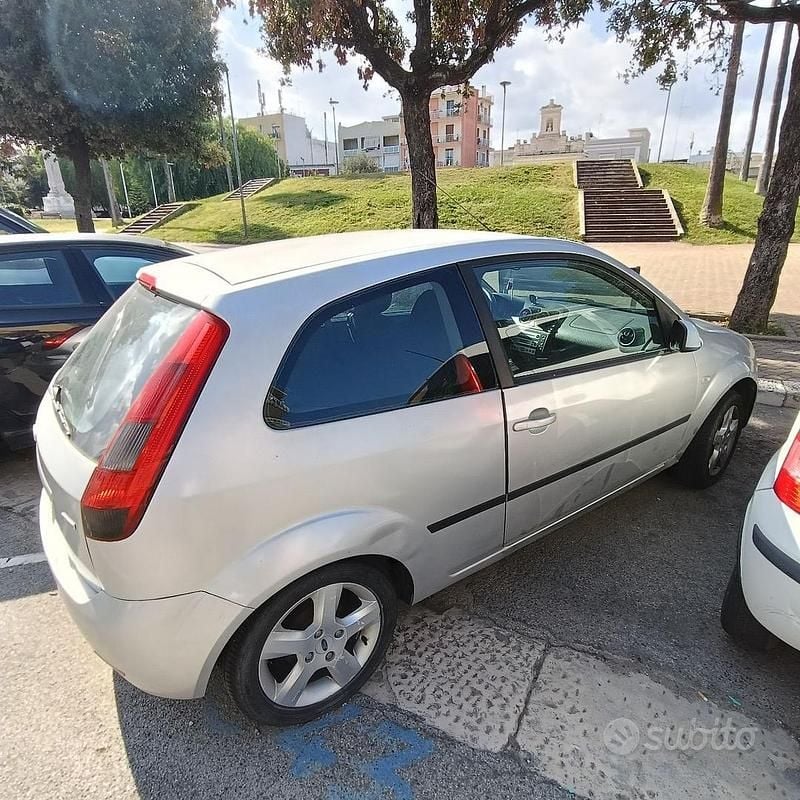 Usata Ford Fiesta 75 CV (55 kW) 2005 Grigio Utilitaria