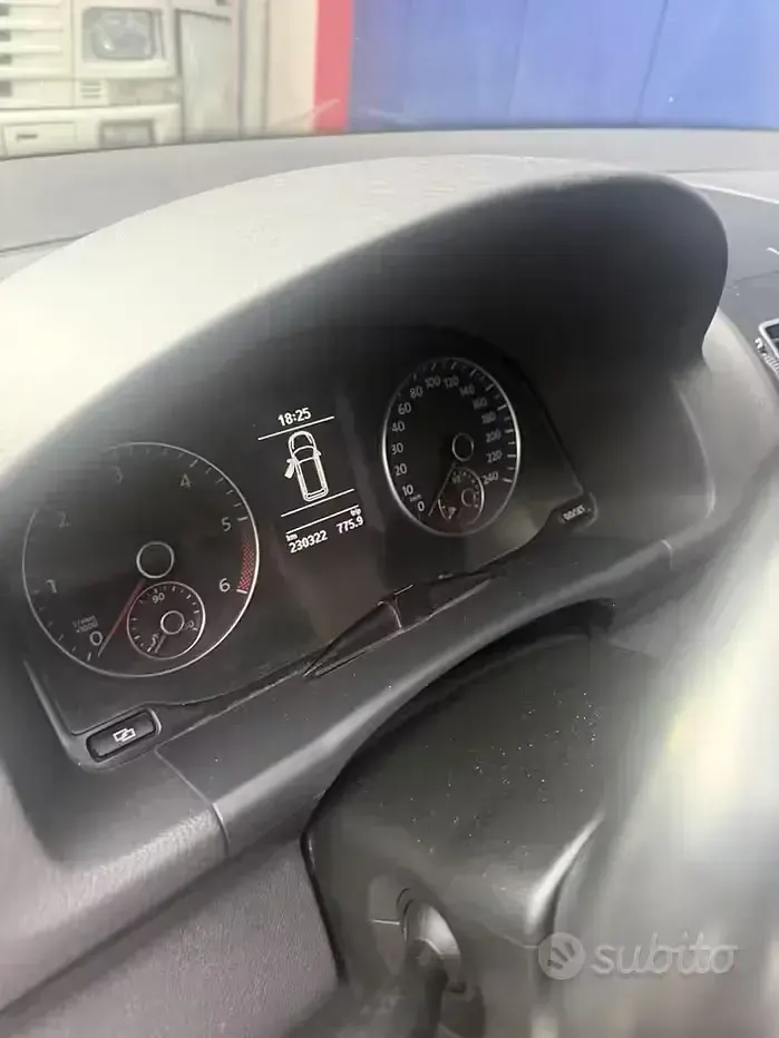 Usata VW Touran Trendline 105 CV (77 kW) 2011 Grigio Monovolume