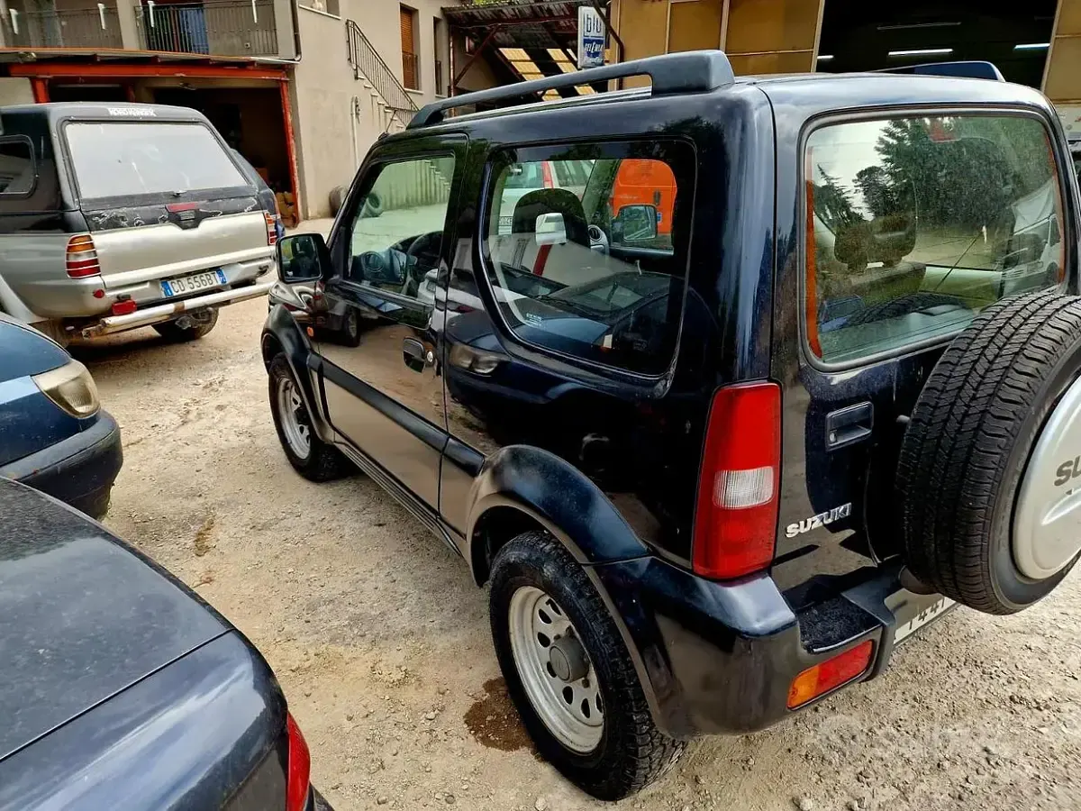 Usata Suzuki Jimny 85 CV (62 kW) 2007 Nero SUV
