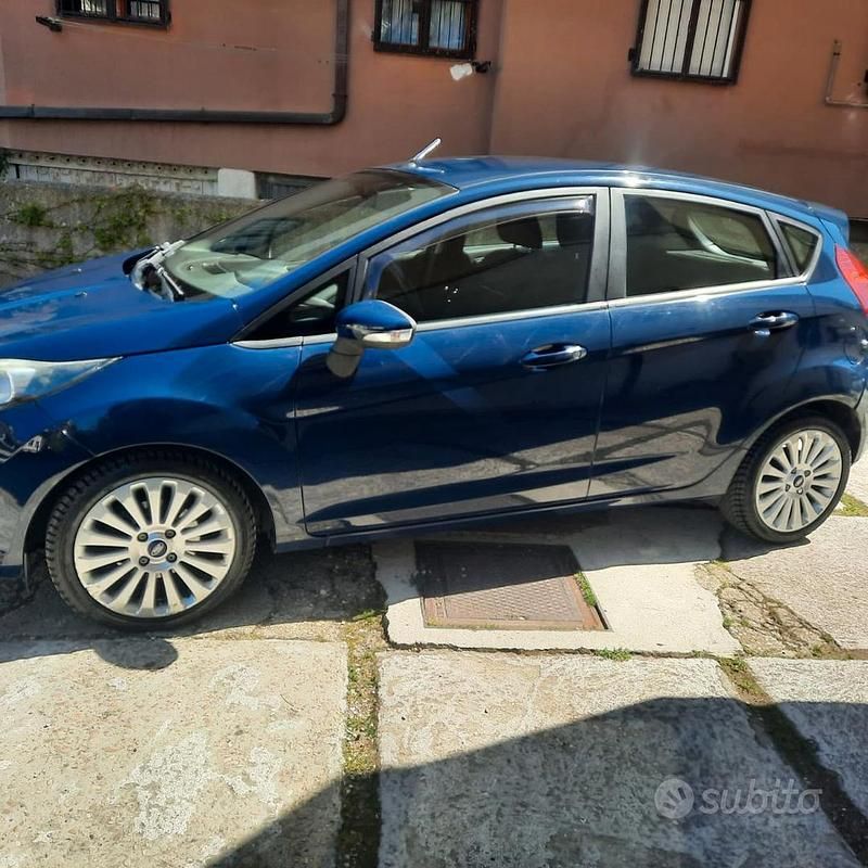 Usata Ford Fiesta Business Edition 75 CV (55 kW) 2015 Blu Berlina