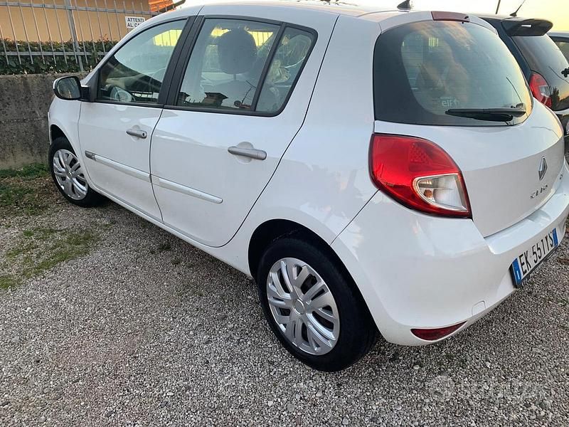 Usata Renault Clio II 75 CV (55 kW) 2011 Bianco Berlina