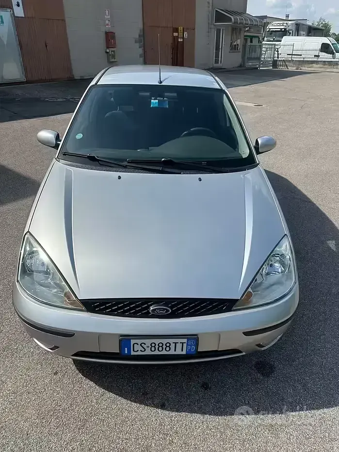 Usata Ford Focus Zetec 100 CV (73 kW) 2005 Grigio Berlina
