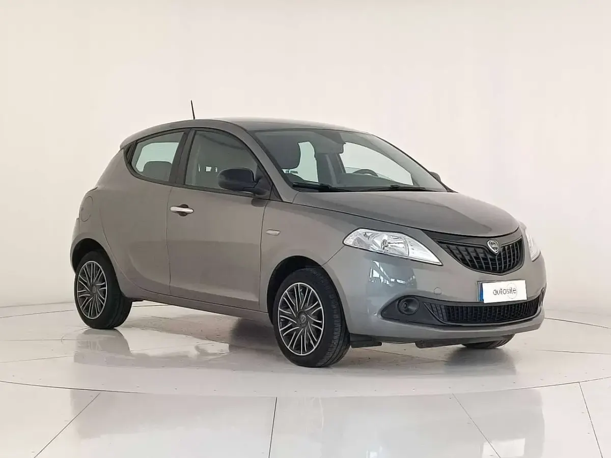 Usata Lancia Ypsilon Gold 69 CV (50 kW) 2024 Grigio pietra Utilitaria