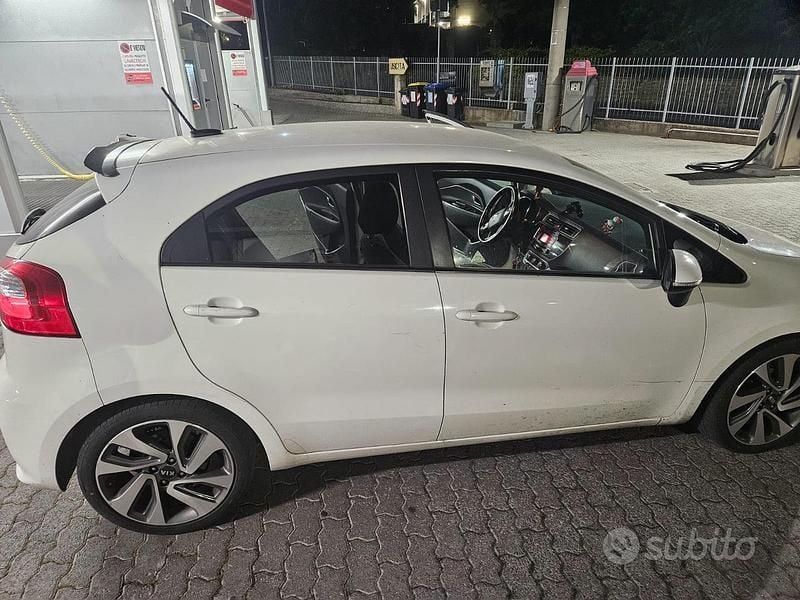 Usata Kia Rio 85 CV (62 kW) 2016 Bianco Berlina