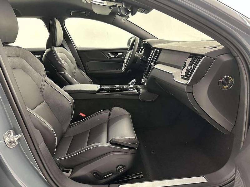 Nuova Volvo V60 Plus 349 CV (256 kW) 2025 Grigio Station wagon