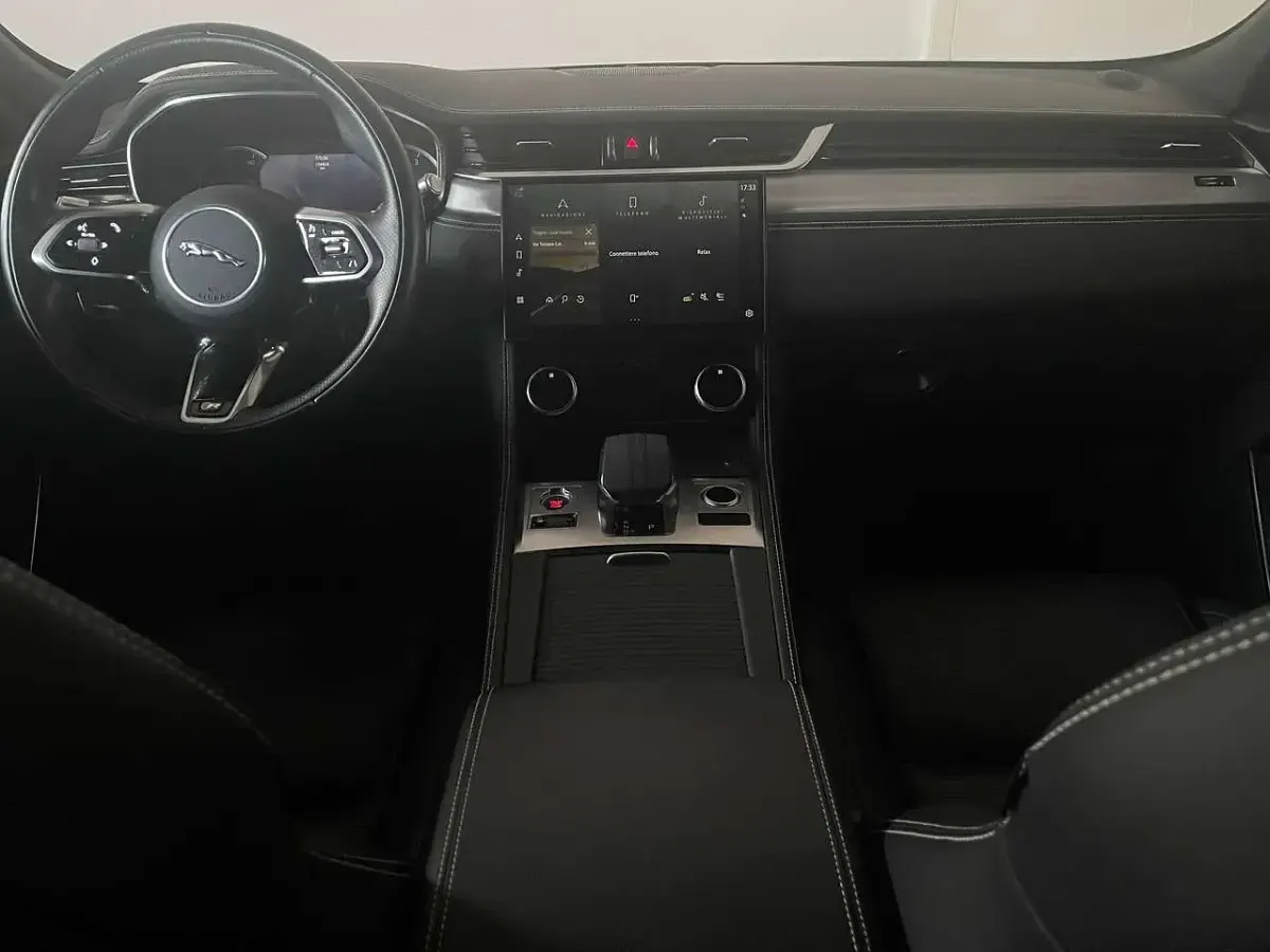 Usata Jaguar F-Pace R-Dynamic 204 CV (150 kW) 2023 Santorini black SUV