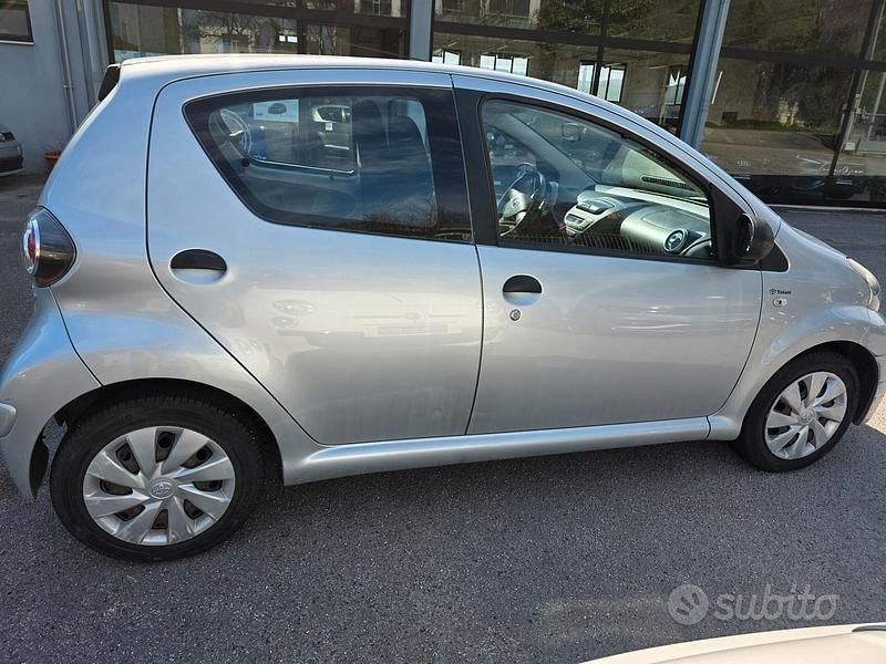Usata Toyota Aygo Connect Style 68 CV (50 kW) 2013 Grigio Utilitaria