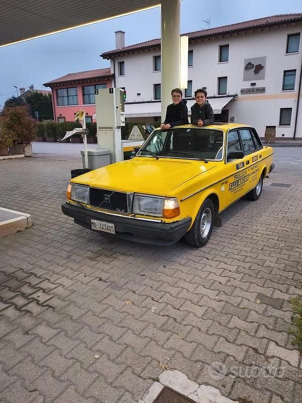 Usata Volvo 244 82 CV (60 kW) 1983 Giallo Berlina