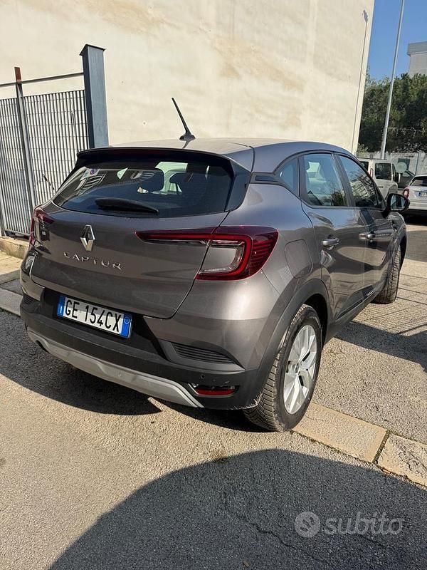 Usata Renault Captur Zen 95 CV (69 kW) 2021 Grigio SUV