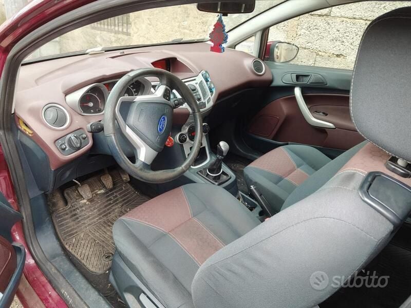Usata 2009 Ford Fiesta Due volumi | 5000 € - Immagine 1/4