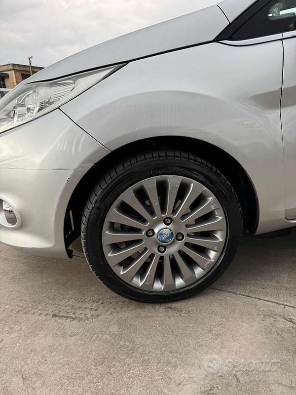 Usata Ford Fiesta Titanium 68 CV (50 kW) 2009 Grigio Utilitaria