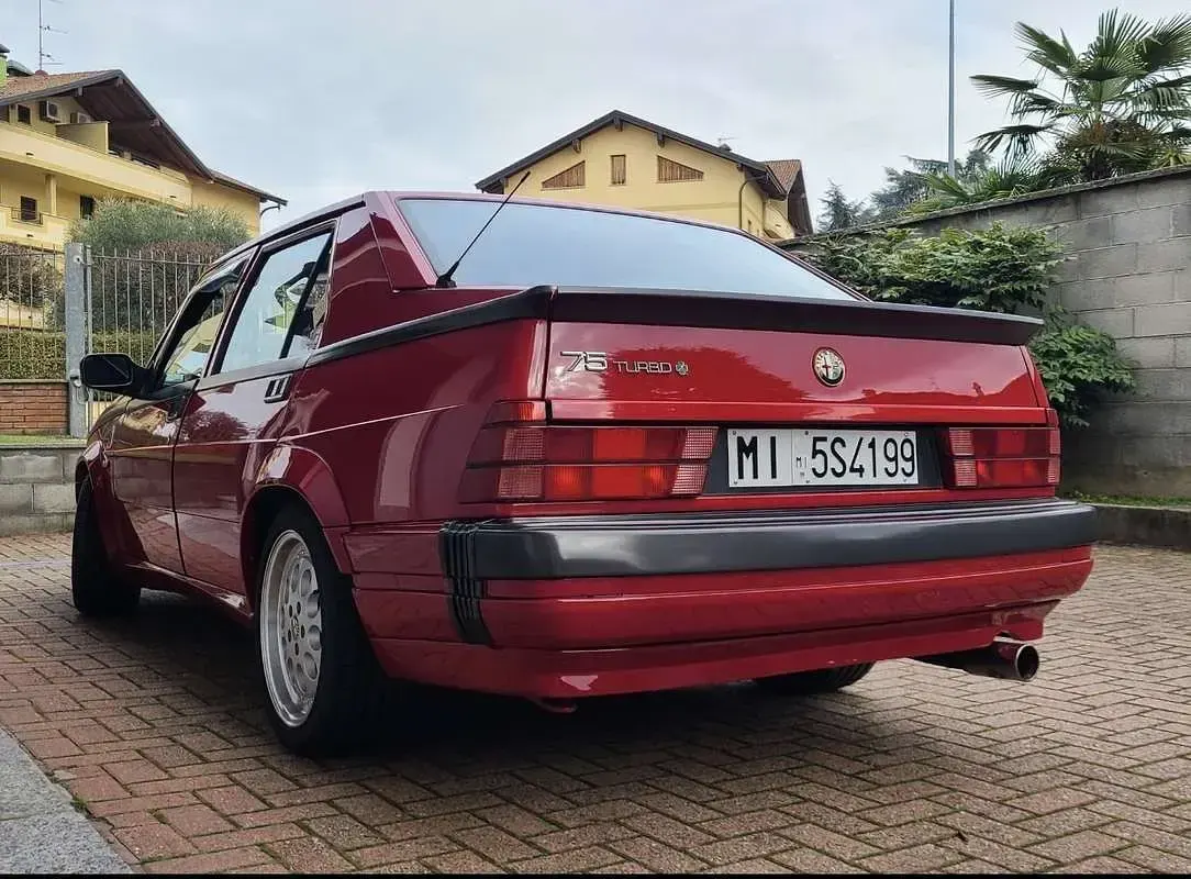 Usata Alfa Romeo 75 Quadrifoglio Verde 165 CV (121 kW) 1990 Berlina