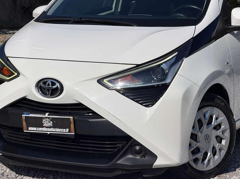 Usata Toyota Aygo X-play 72 CV (52 kW) 2020 Bianco Utilitaria