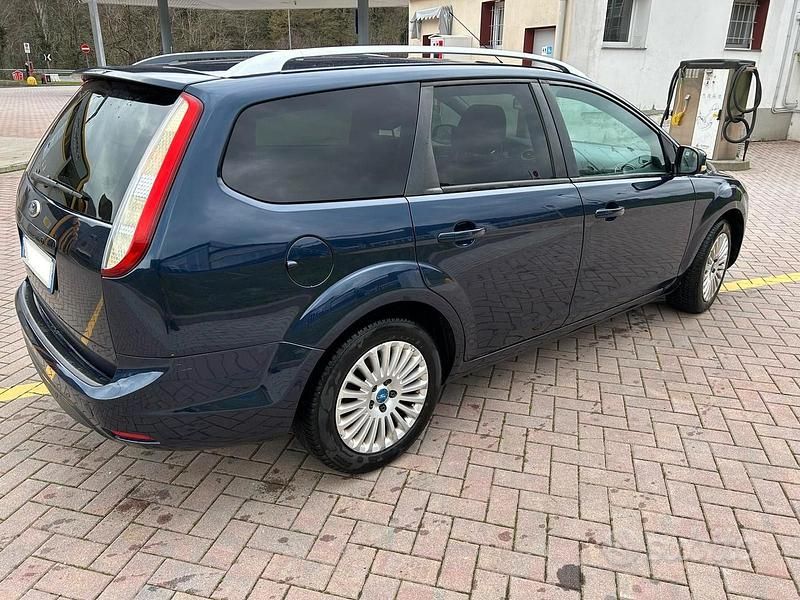 Begagnad Ford Focus Titanium 110 HK (80 kW) 2011 Blå Kombi