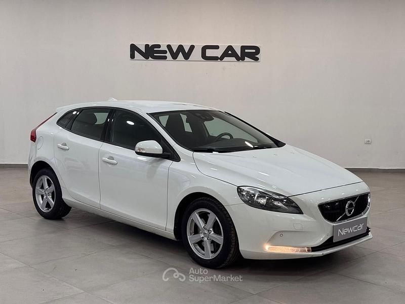Bianco Usata 2017 Volvo V40 Business Edition Tre volumi | 10.900 € (Buon prezzo) - Immagine 1/4