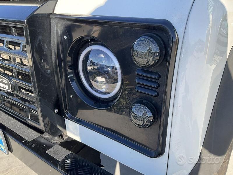 Begagnad Land Rover Defender 122 HK (89 kW) 2007 Vit Kombi