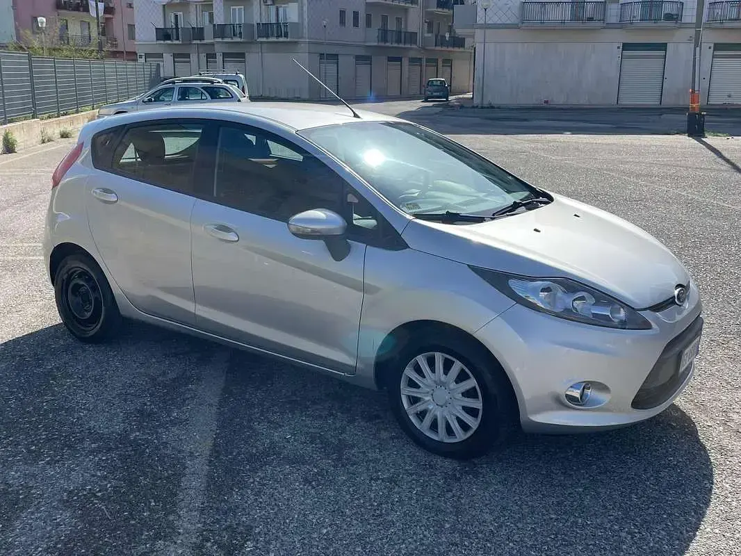 Usata Ford Fiesta Titanium 71 CV (52 kW) 2011 Grigio Berlina