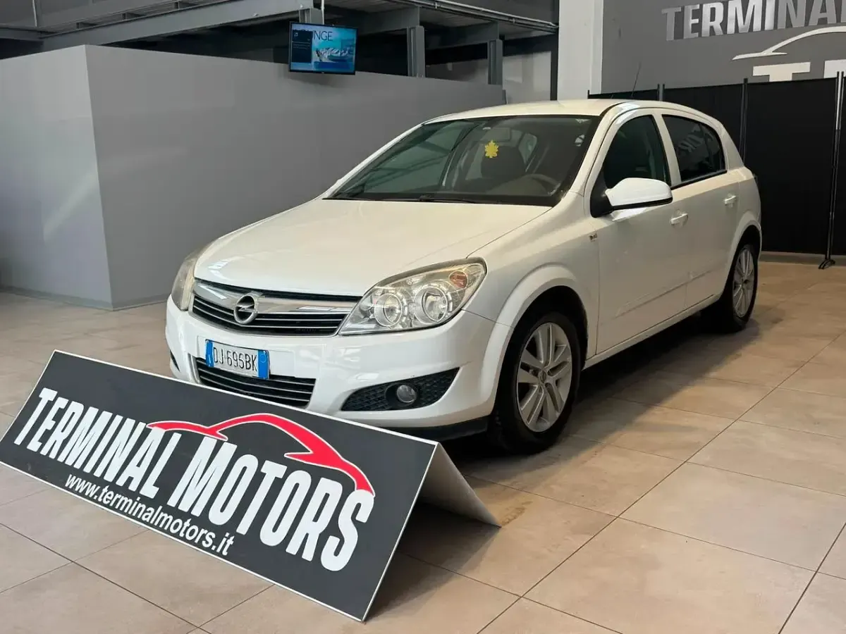 Usata Opel Astra Enjoy 90 CV (66 kW) 2007 Bianco Berlina