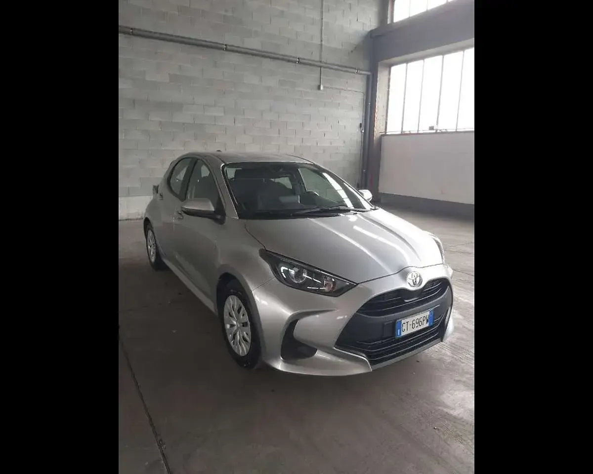 Usata Toyota Yaris Hybrid Active 92 CV (67 kW) 2024 Argento Berlina
