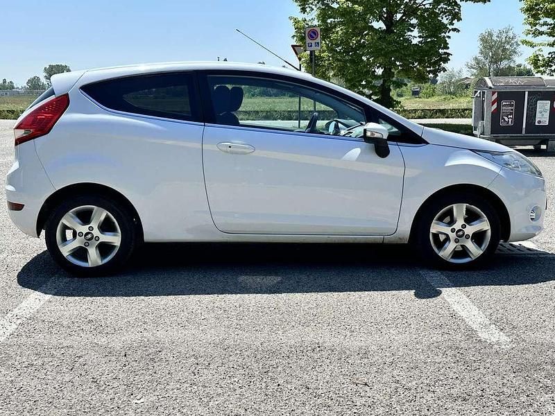Usata Ford Fiesta Titanium 95 CV (69 kW) 2011 Bianco Berlina