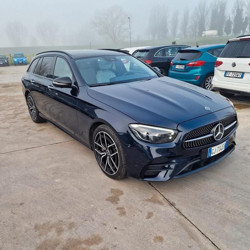 Usata Mercedes E220 Premium Plus 199 CV (146 kW) 2022 Blu Station wagon