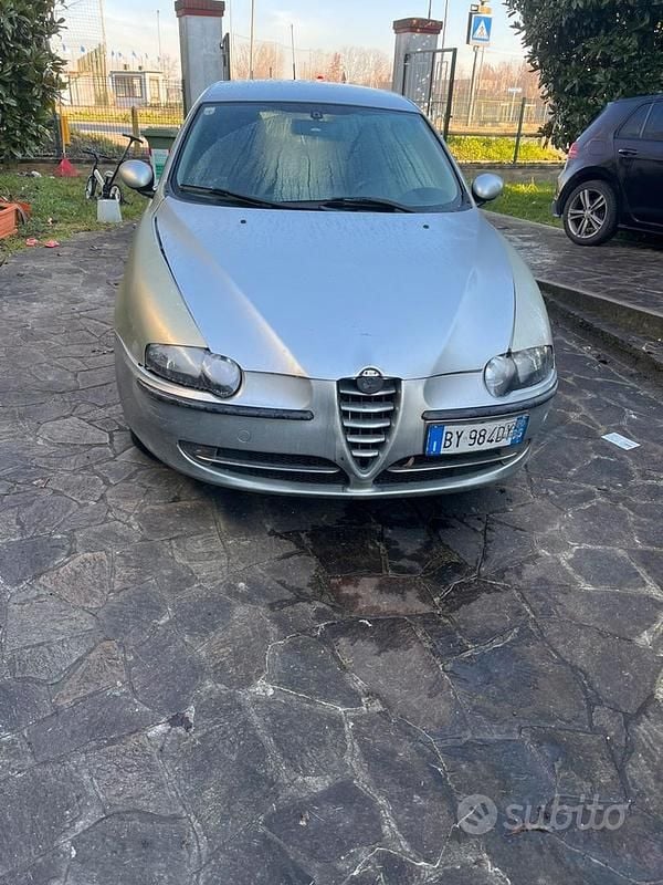 Grigio Usata 2001 Alfa Romeo 147 Utilitaria | 1100 € (Ottimo prezzo) - Immagine 1/4