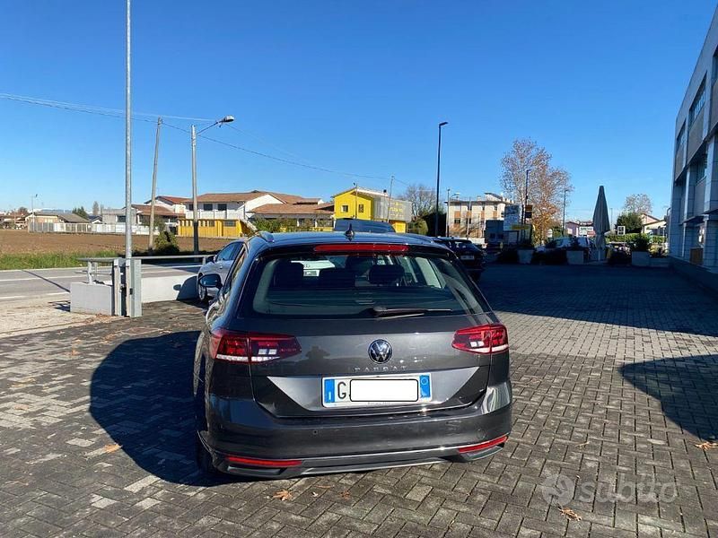 Usata VW Passat Business 150 CV (110 kW) 2022 Grigio scuro Station wagon