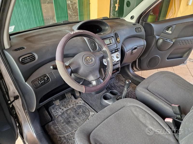 Usata Toyota Yaris Verso Sol 84 CV (61 kW) 2005 Grigio Monovolume