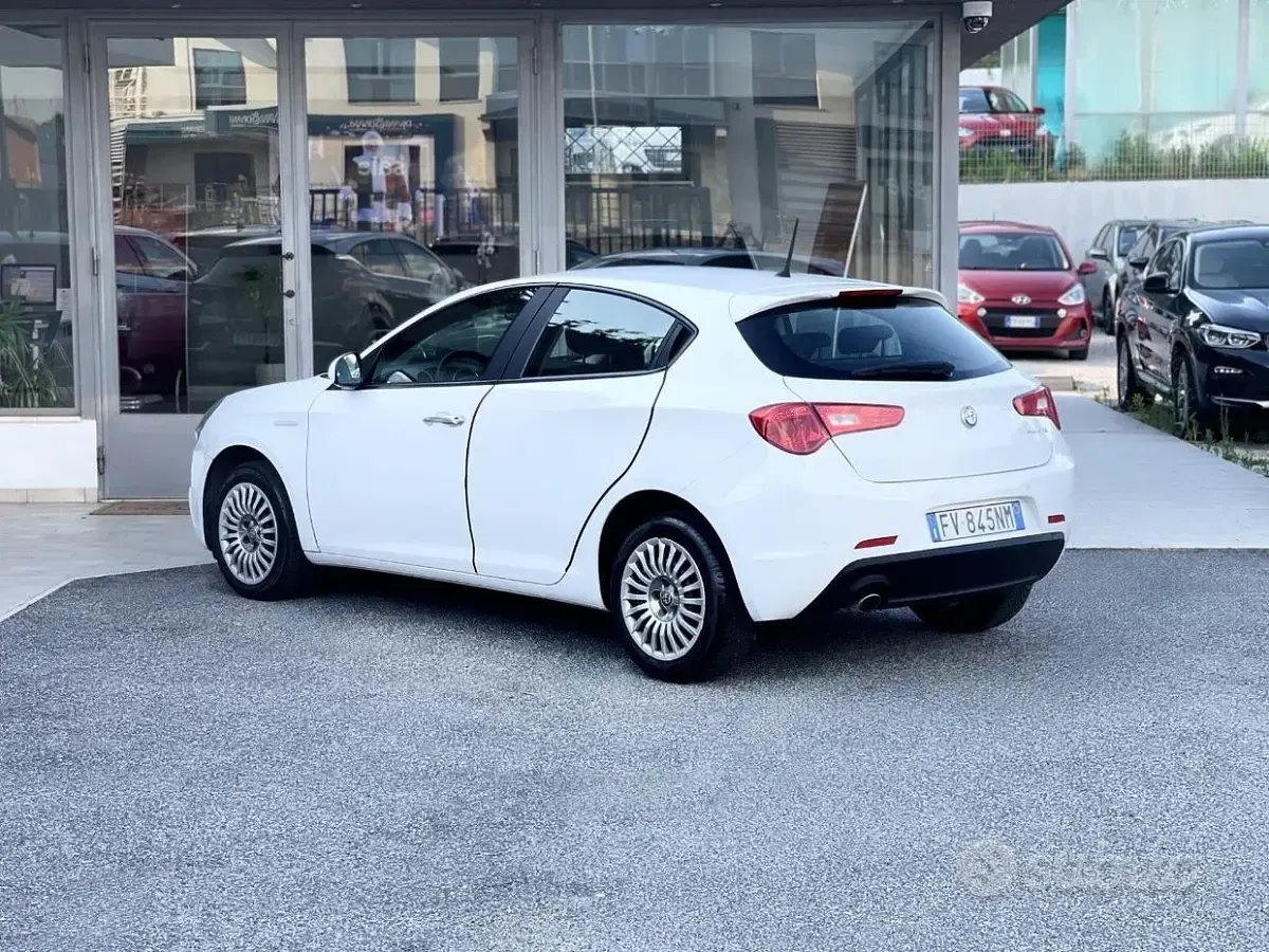 Usata Alfa Romeo Giulietta Tech Edition 120 CV (88 kW) 2019 Bianco Utilitaria