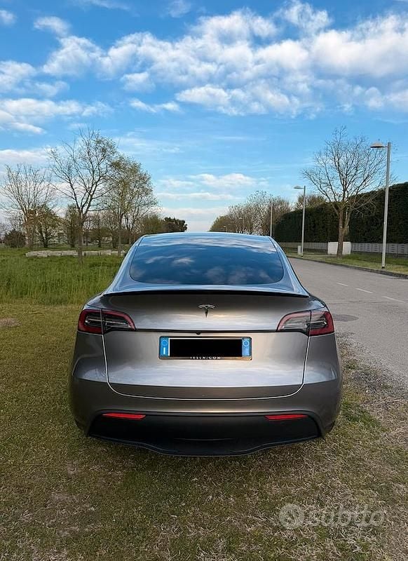 Usata Tesla Model Y Performance 392 kW (534 CV) 2023 Argento SUV