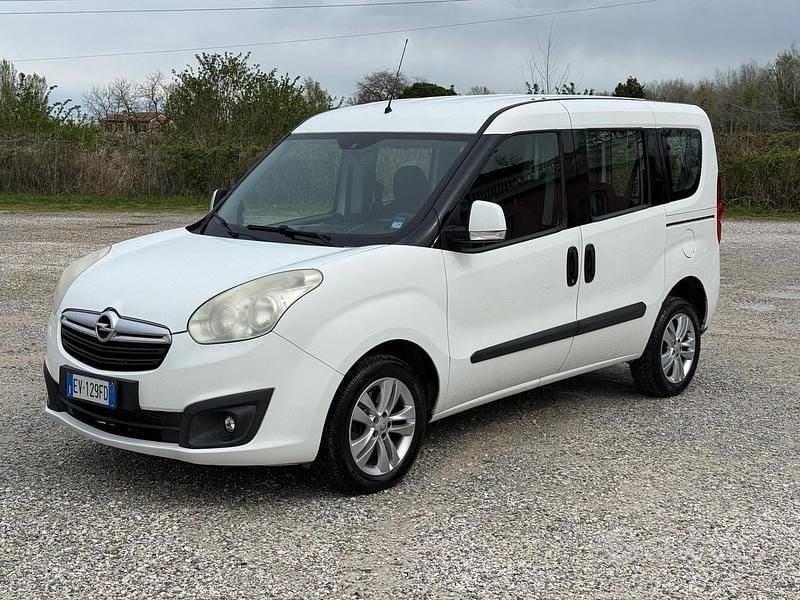 Usata Opel Combo Cosmo 105 CV (77 kW) 2014 Bianco Monovolume