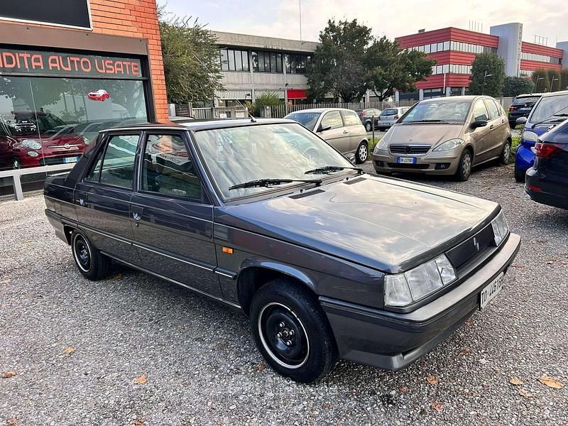 Usata Renault R9 54 CV (39 kW) 1988 Grigio Berlina