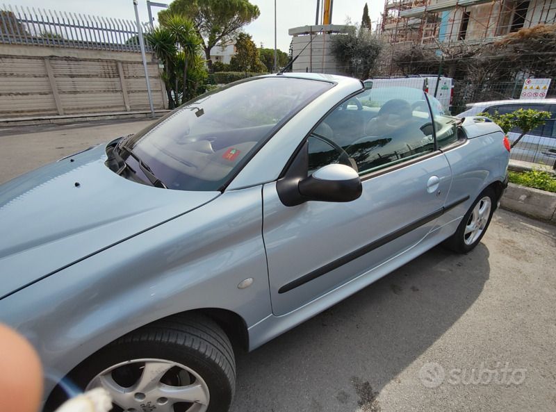 Usata Peugeot 206 CC 109 CV (80 kW) 2002 Grigio Cabrio