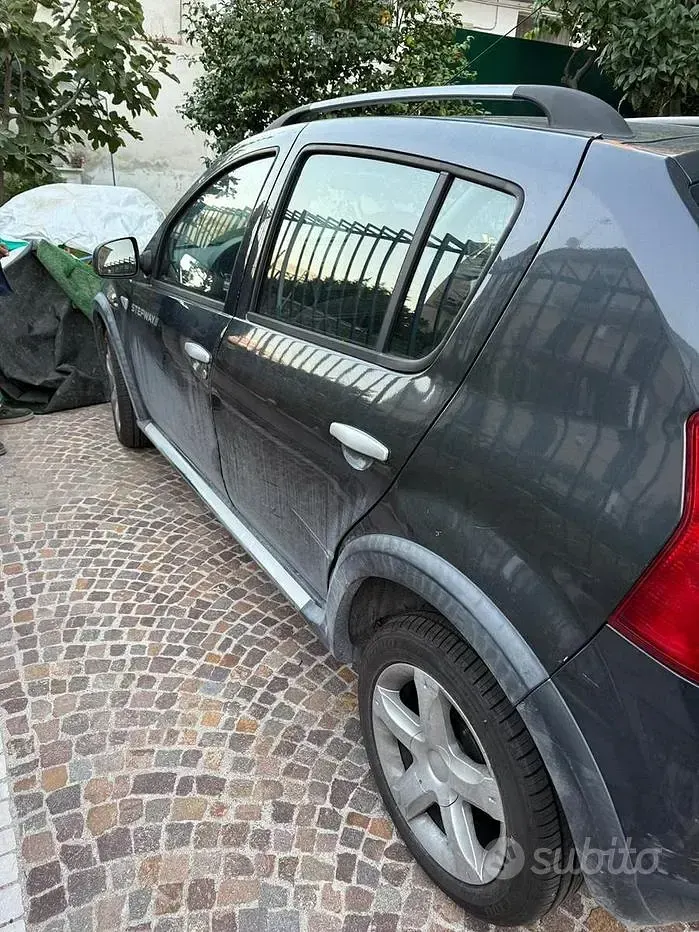 Usata Dacia Sandero Stepway 84 CV (61 kW) 2012 Nero Berlina