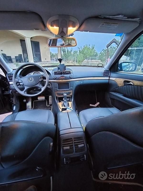 Begagnad Mercedes E320 Avantgarde 224 HK (164 kW) 2006 Svart Sedan