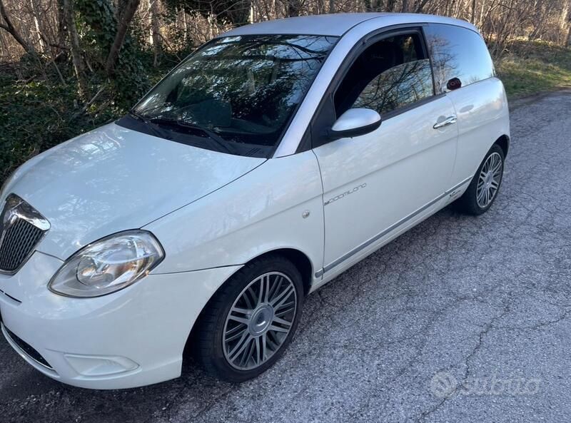 Usata Lancia Ypsilon 60 CV (44 kW) 2008 Bianco Utilitaria