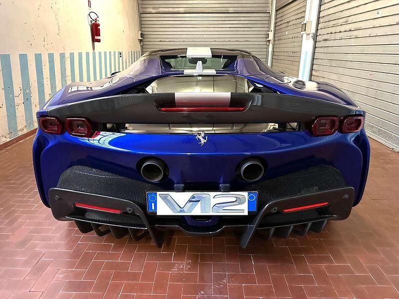Usata Ferrari SF90 1001 CV (736 kW) 2024 Blu elettrico Cabrio