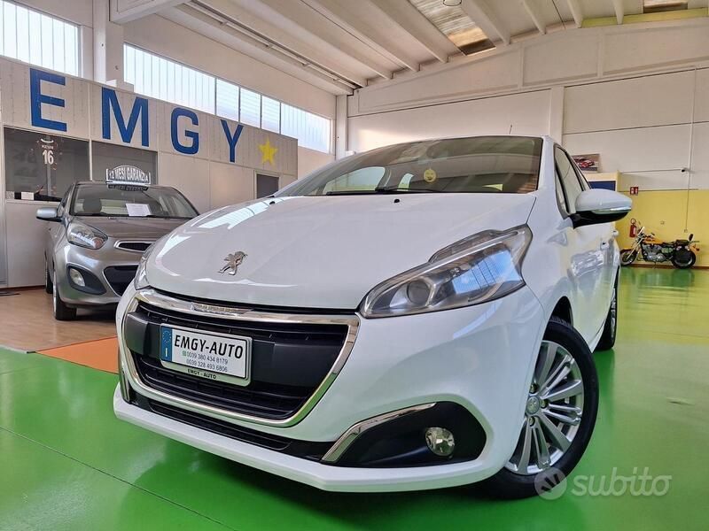 Bianco Usata 2017 Peugeot 208 Allure Due volumi | 7900 € (Buon prezzo) - Immagine 1/4