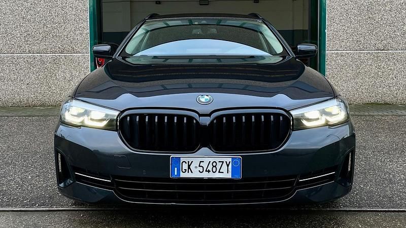 Usata BMW 520 Luxury Line 190 CV (139 kW) 2022 Grigio Station wagon