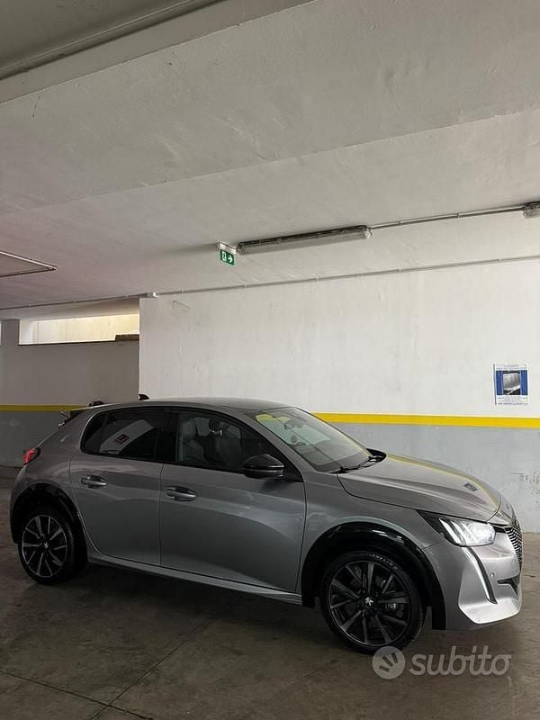 Usata Peugeot 208 GT 101 CV (74 kW) 2023 Grigio Utilitaria