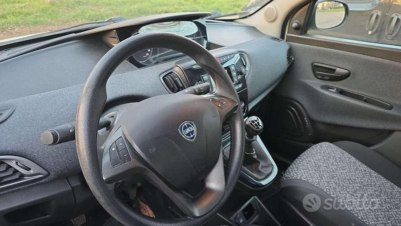 Usata Lancia Ypsilon 69 CV (50 kW) 2018 Beige Utilitaria