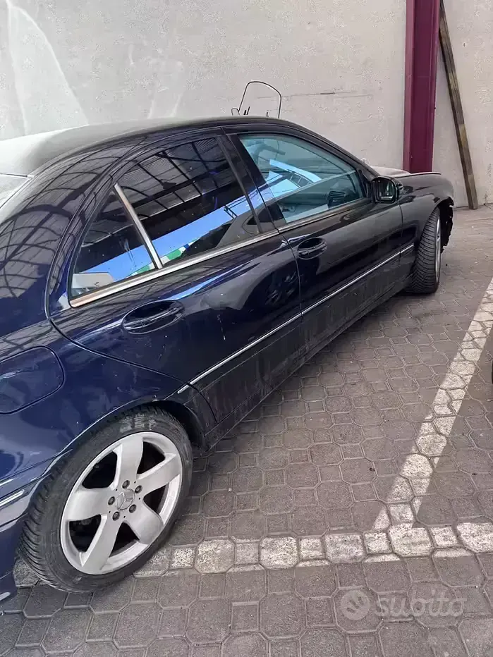 Usata Mercedes C220 143 CV (105 kW) 2002 Blu Berlina