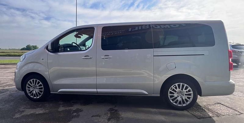 Begagnad Peugeot Traveller 179 HK (131 kW) 2017 Silver Minibuss