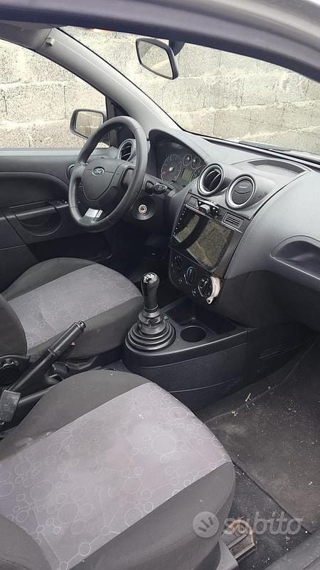 Usata Ford Fiesta 68 CV (50 kW) 2006 Grigio Berlina